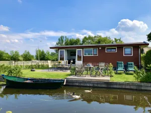 Image of De Roodborst, in the middle of nature, with rowing boat, and near Amsterdam