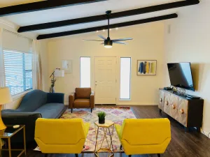 Image of Contemporary Remodeled 6 Bed 4 Bath Apartment
