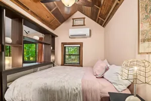 Image of Cottage w\/ King Bed & Private Backyard ~ Dogs OK