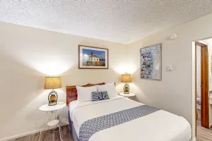 Image of Retro beach room near downtown with fast WiFI - walk to shops & eateries