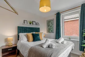 Image of 2 Bedroom house with Fully Equiped Kitchen, Free Parking & 390 Mbps, Large TV, close to the airport.