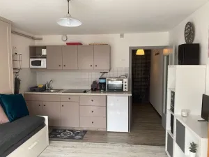 Image of P - Renovated studio sleeps 4 - Week and\/or Weekend