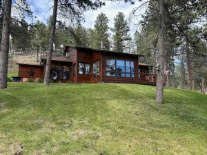 Image of Mount Rushmore 9 miles, Hill City 3 miles!  Sleeps 6