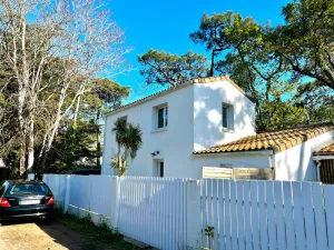 Image of Charming Beach House with Terrace, Near Shops, Parking Included