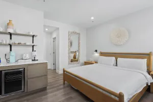 Image of Urban Chic Modern Studio, pool. Min to beach, dining\/shopping- perfect location.