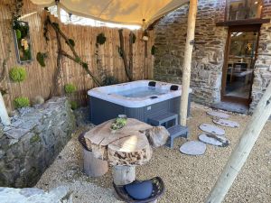 Image of Romantic Getaway w\/ Private Wellness (La Roca)
