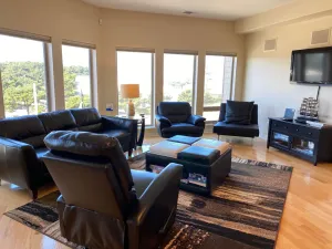 Image of Ultra Modern Condo located in the Heart of Yachats! Walk to everything!