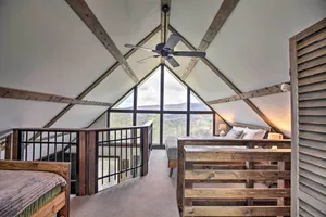 Image of 'Overlook Loft:’ Deck & Panoramic Shenandoah Views