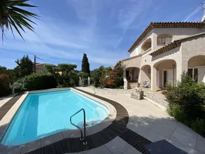 Image of Charming property with swimming pool, internet and air conditioning.