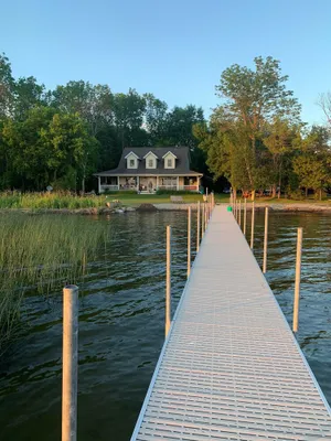 Image of Lakeshore cabin