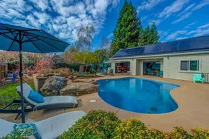 Image of BEAUTIFUL 7\/5 W\/POOL\/HOT TUB LOTS OF ROOM
