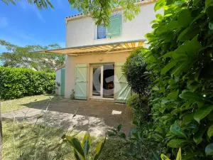 Image of Pavillon 4/5 pers. avec piscine à 1,4 km de la plage Belesbat, Saint Vincent sur Jard - FR-1-357-327