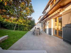 Image of Pretty villa with garden between Rhone and orchards