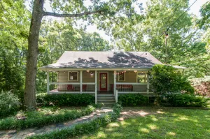 Image of Cheerful 3 Bedroom Cabin in the Trees with 2 KINGS