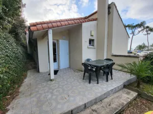 Image of Seaside apartment with garden