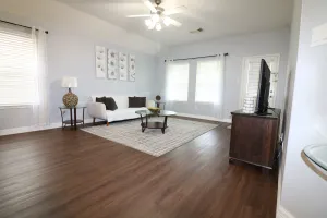 Image of Beautiful and Spacious 3bd\/2bth House close to Airport and Downtown