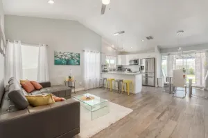 Image of Contemporary house w\/ hot tub in North Phoenix