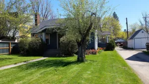 Image of Mid town\/ downtown Bungalow.  Fully furnished.  great location to lake and shops