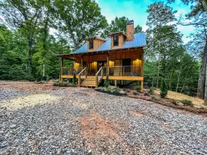 Image of NEW - Peaceful Bear CABIN - 3BR\/2BTH - Hot Tub - Quiet