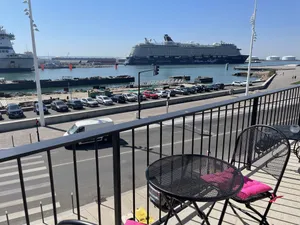 Image of l'ANCRE Studio Perret with balcony in front of the harbor entrance.