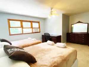 Image of Large, Cozy, Bright Business Class Corporate Retreat