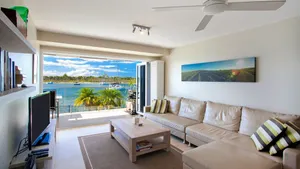 Image of Commodore 1 Noosa Parade 80