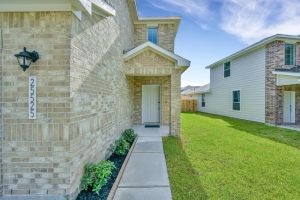 Image of Beautiful 5 Bdrm Home in Central Location with Queen Beds and Parking