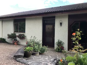 Image of Spacious Studio Apartment with en-suite, full kitchen and private entrance