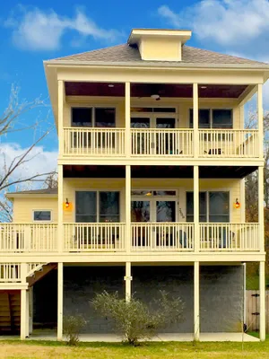 Image of Spacious home with POOL, private, safe.