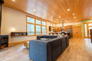 Image of Treehouse - modern cabin near Mazama