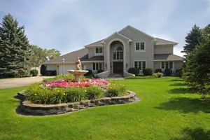 Image of Year Round Luxurious 6 BR\/4 ½ BA Home \/ 22 Ft. Pontoon Boat Included in Season!