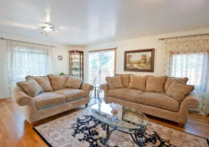 Image of Beautiful Apartment-5 Beds-Full Kitchen-Parking-Super Clean!