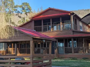 Image of Beautiful rustic lodge located on Lake Guntersville with private boat ramp\/dock