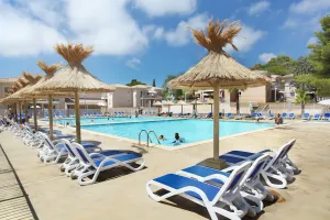 Image of Studio Rénové 400m de la Plage | Accès 2 Piscines