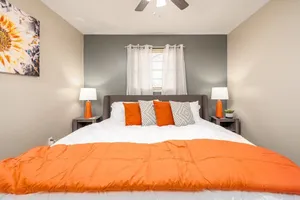 Image of By Hospitals 🏥  & Downtown 🌆 | 3TVs| King 🛏