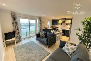 Image of Ar Lan Y Mor - Stunning 2 bed coastal apartment