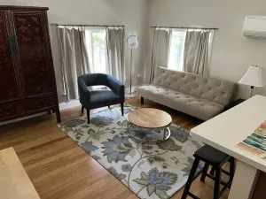 Image of Sunny Coach House in Historic Oak Park