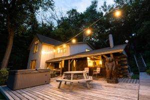 Image of Gorgeous Lake House on Little Green Lake