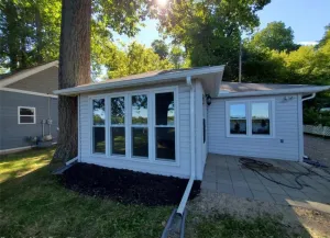 Image of Cozy lakeside cottage near Downtown