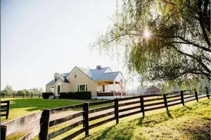 Image of 5 bedroom farmhouse close to town and the lake