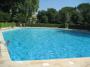 Image of Spacious air-conditioned apartment with large swimming pool, near Cannes.
