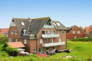 Image of Apartment \"Strandhus Uiterst-hörn Luv\" with Sea View, Shared Garden and Wi-Fi