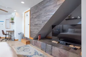 Image of Stay in comfort and style! Encore Private Suite + Free parking! Close to Boston!