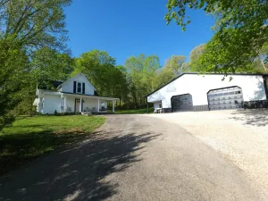Image of Beautiful Country Setting Welcome to Moberly Manor