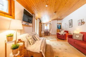 Image of 7 beds, 3 bedrooms, 2.5 bathrooms, huge balcony, 30m from slope, quiet, 1km town