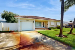 Image of 5 Minutes to Beach | Sparkling Tropical Getaway | Large Screened Lanai