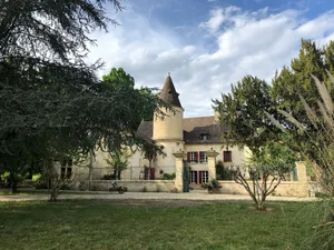 Image of Domain surrounded by a large park with outdoor pool 80km from Bordeaux