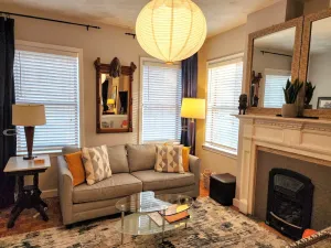 Image of Fort Hill Inn,  Boston  *Sunny*  2 bed Duplex, Spacious!  ! Minutes to Center!!