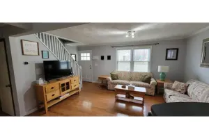 Image of Crystal City Family Home - Comfort and Convenience