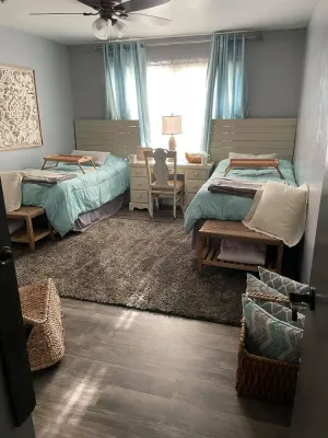 Image of Southern Charm 2 bedroom family suite sleeps 4 located close to Champaign-Urbana